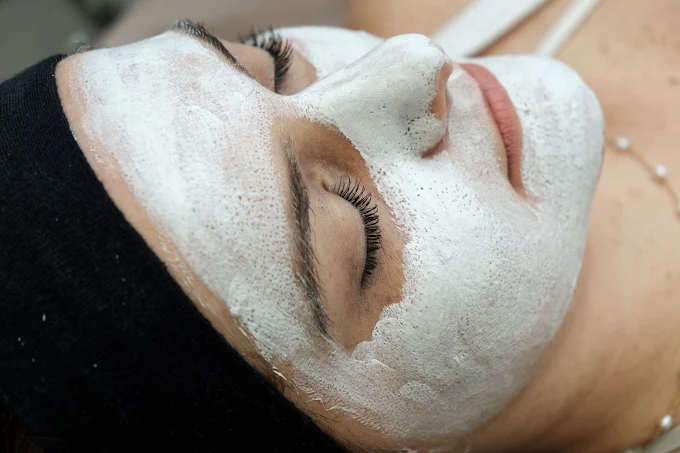Aplicação de tratamento facial na Le Plume